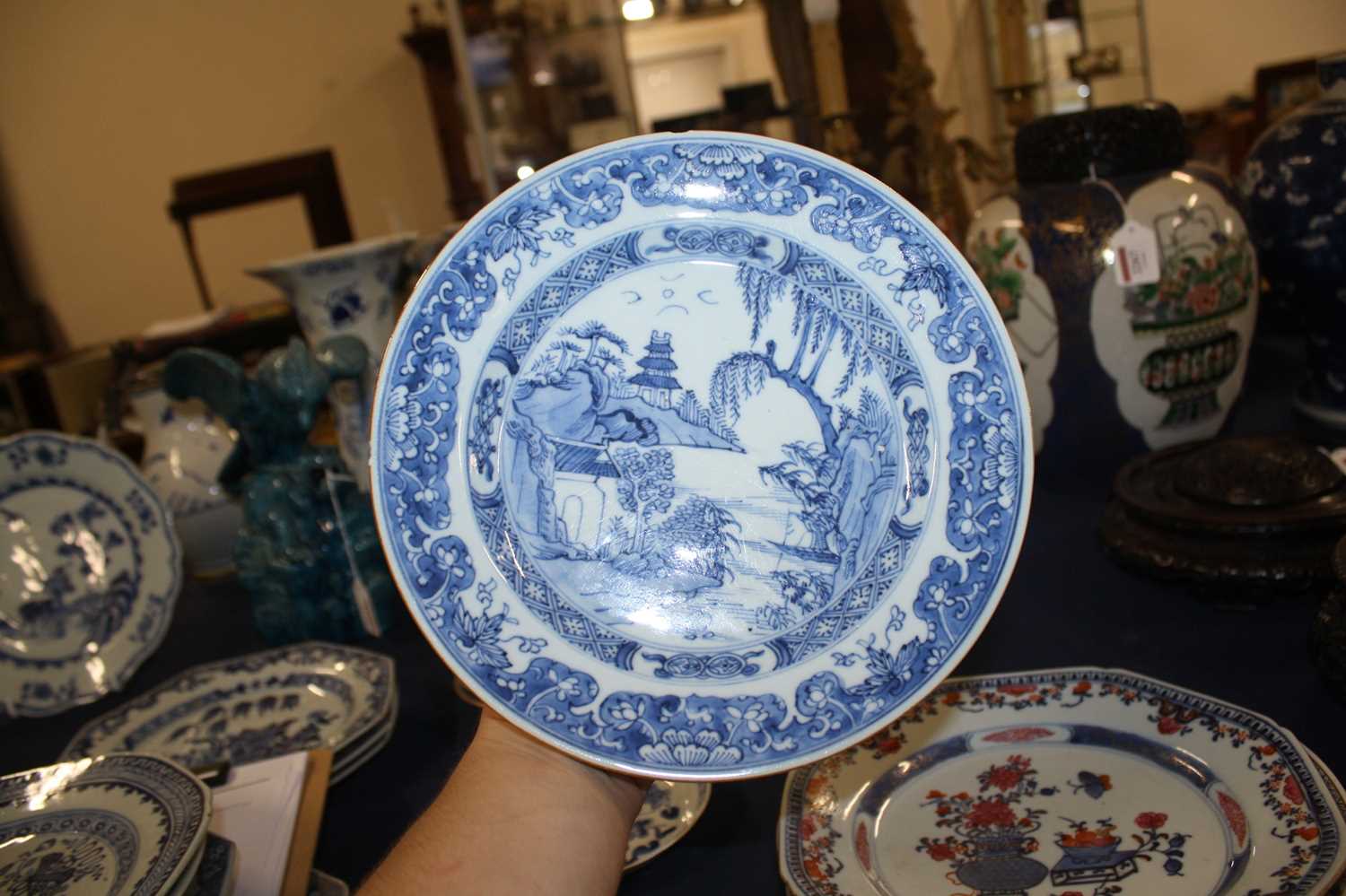 A collection of 18th century Chinese export porcelain plates and dishes, to include enamel decorated - Image 21 of 23