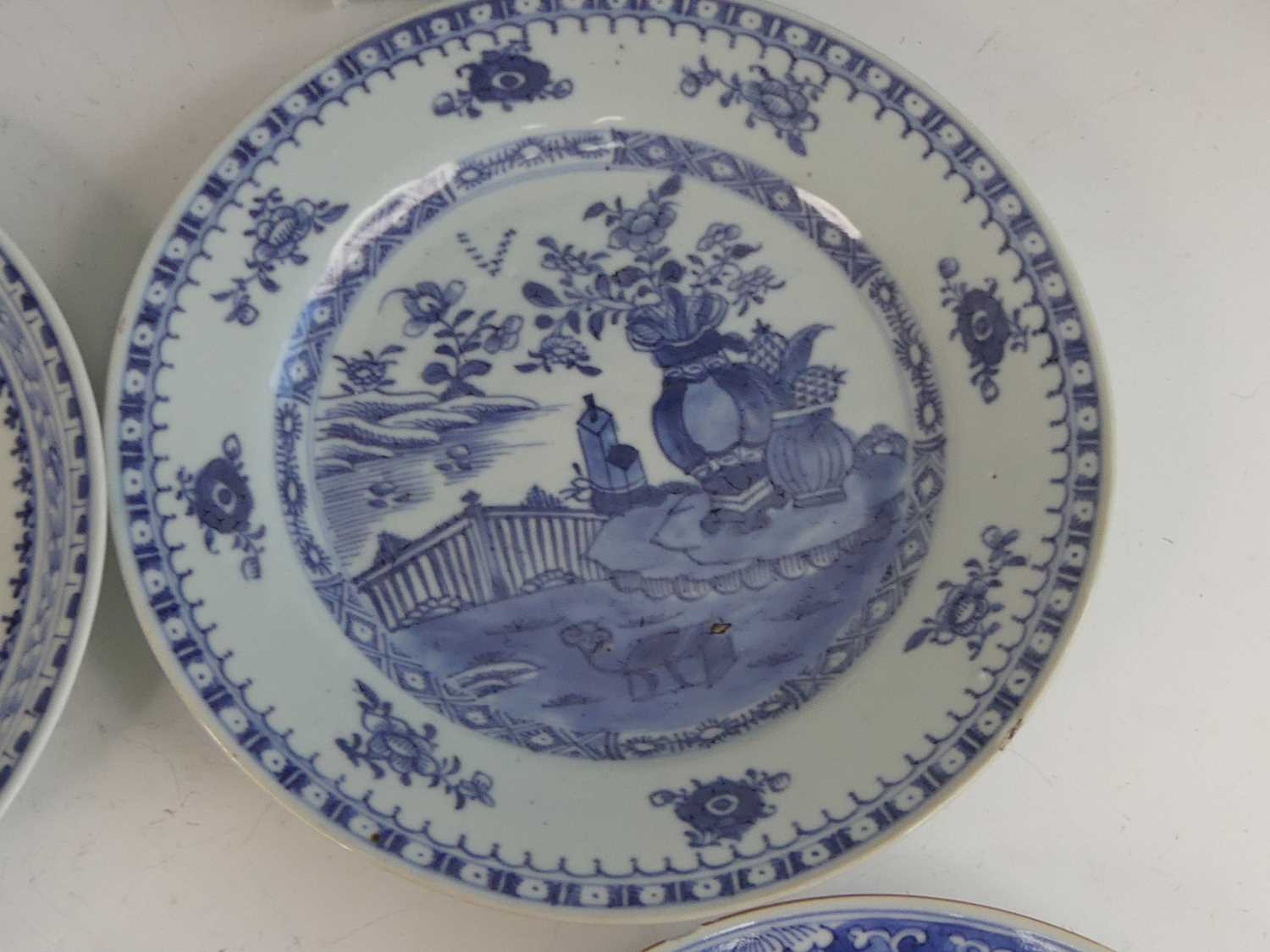 A collection of 18th century Chinese export porcelain plates and dishes, to include enamel decorated - Image 14 of 23