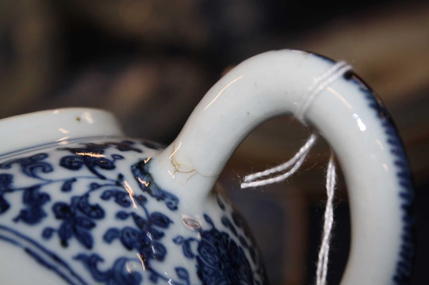A collection of 18th century Chinese export porcelain, to include a blue and white teapot, of bullet - Image 21 of 24