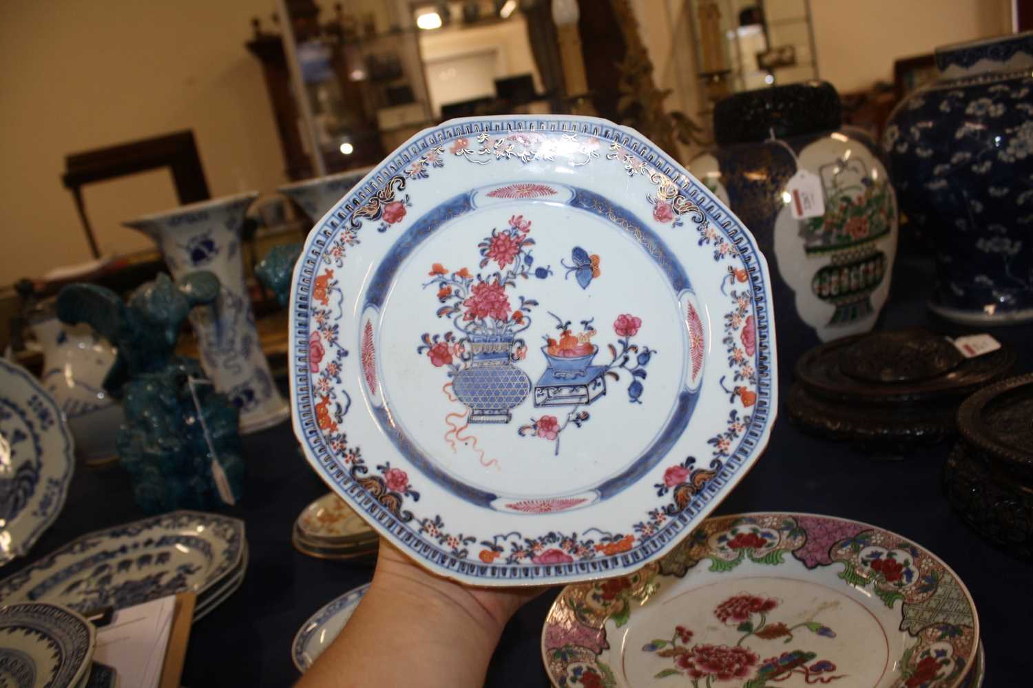 A collection of 18th century Chinese export porcelain plates and dishes, to include enamel decorated - Image 9 of 23