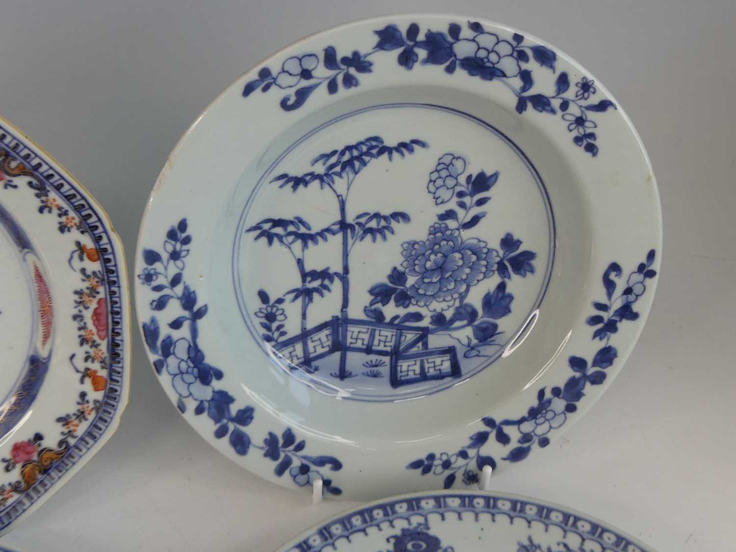 A collection of 18th century Chinese export porcelain plates and dishes, to include enamel decorated - Image 19 of 23