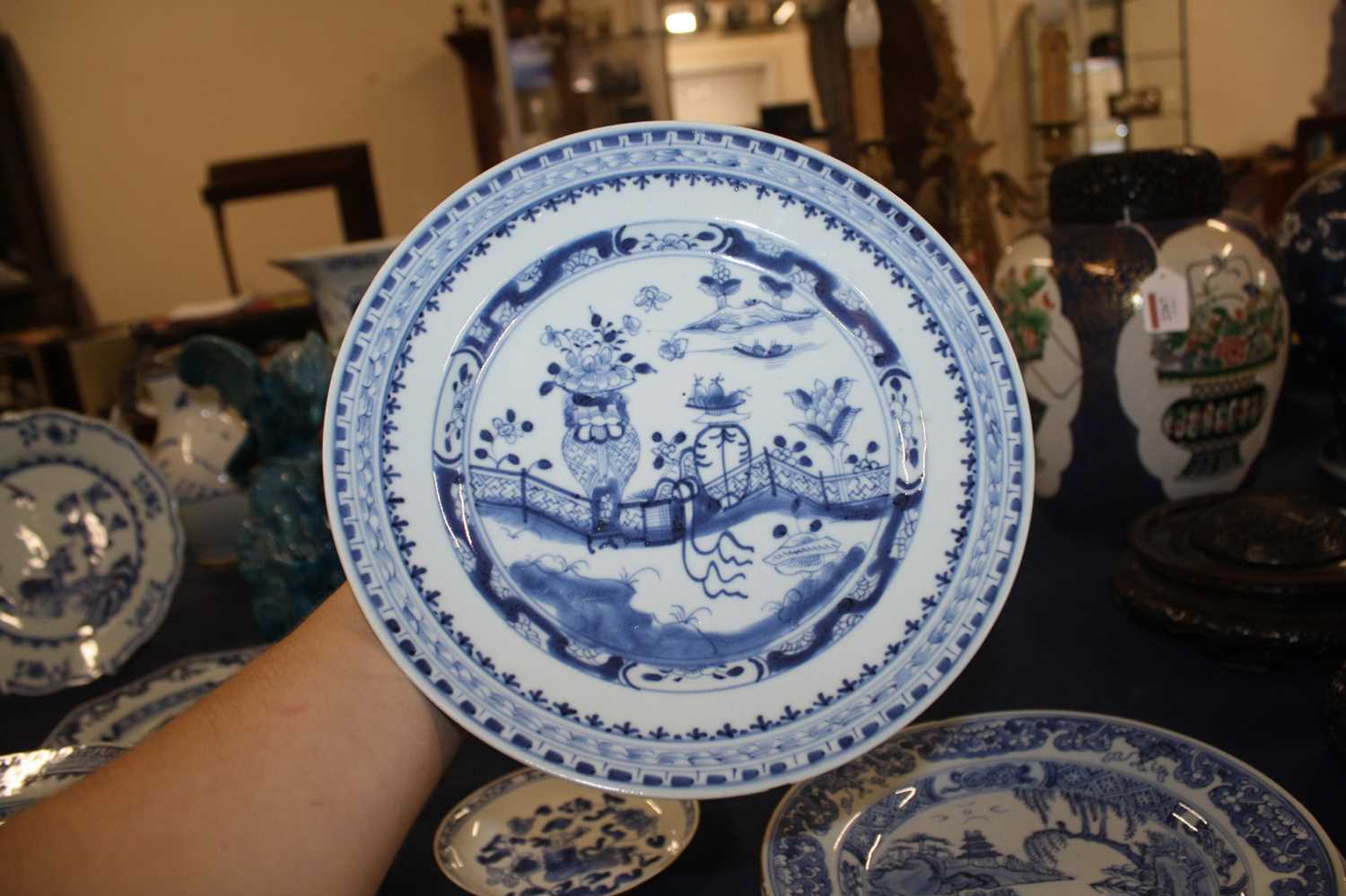 A collection of 18th century Chinese export porcelain plates and dishes, to include enamel decorated - Image 22 of 23