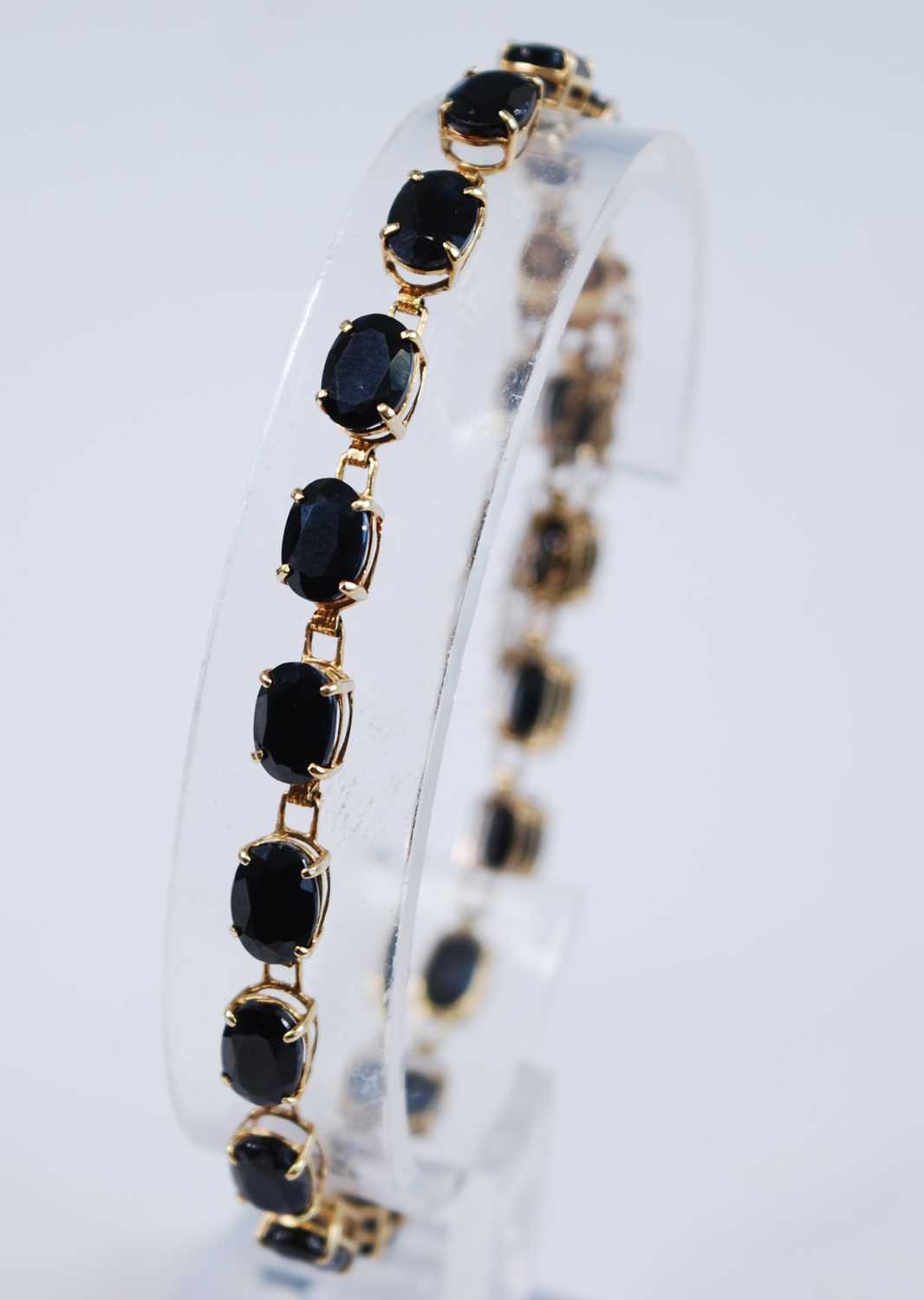 A yellow metal sapphire suite, comprising a sapphire line bracelet featuring 18 oval faceted - Image 4 of 11