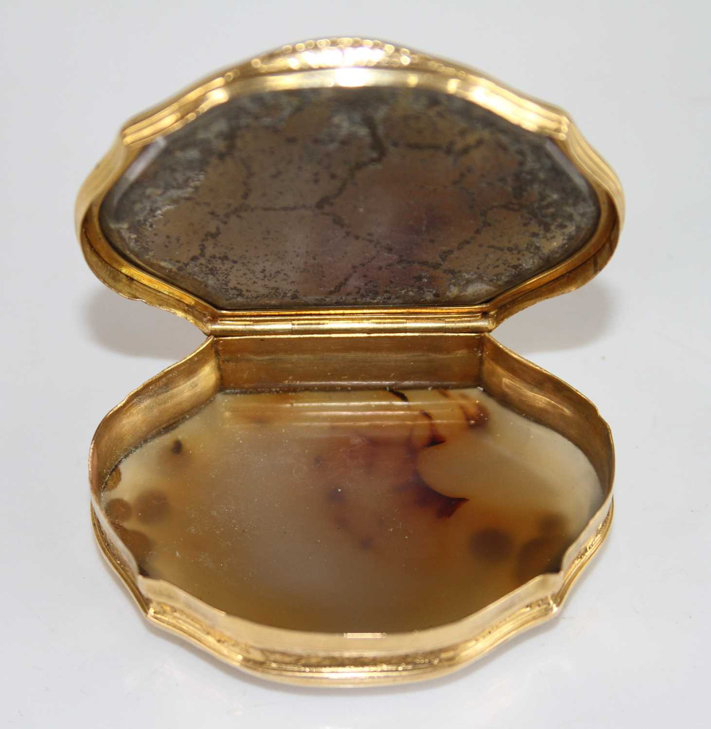 An early 19th century yellow metal and agate snuff box, of shaped oval form, with faceted agate - Image 2 of 3