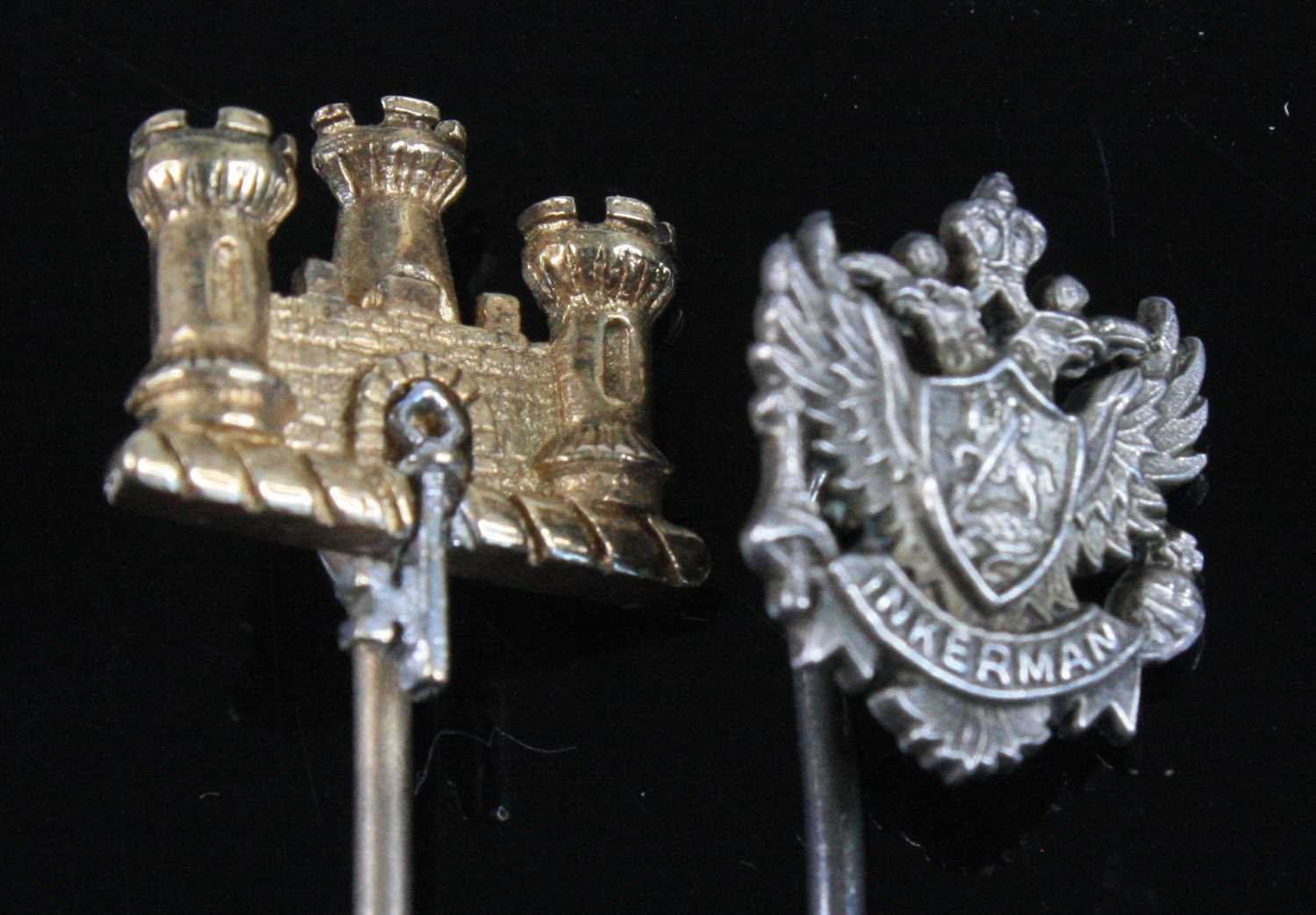 A 9ct gold tie pin with crest for the Dorsetshire Regiment, sponsor P.S, London, 1986, 6cm, together