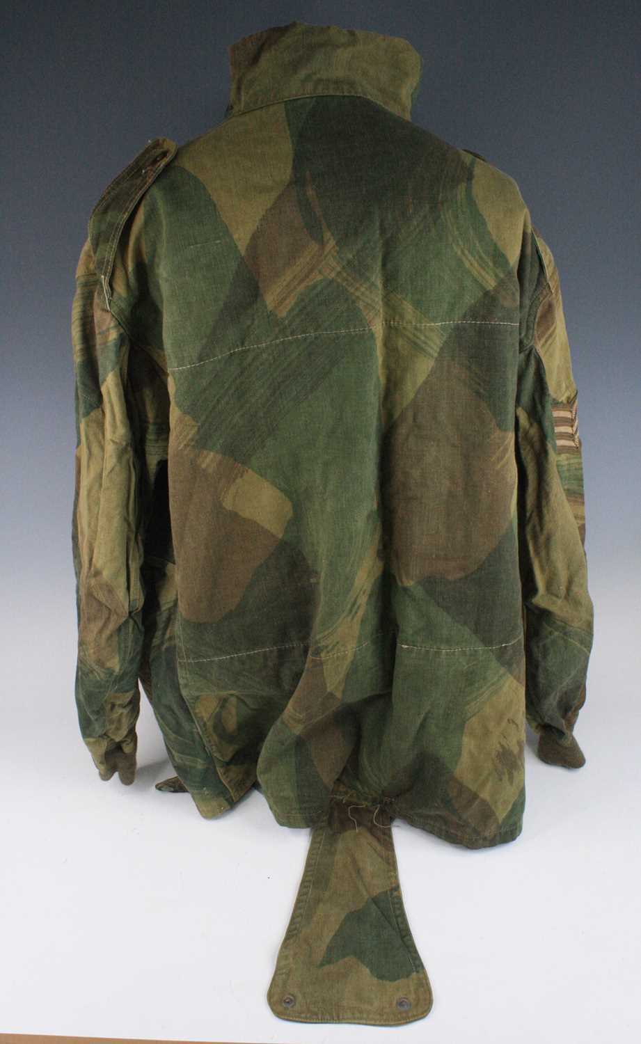 A WW II British Airborne Troops 1st pattern Denison smock, full zip front having four pockets with - Image 4 of 9