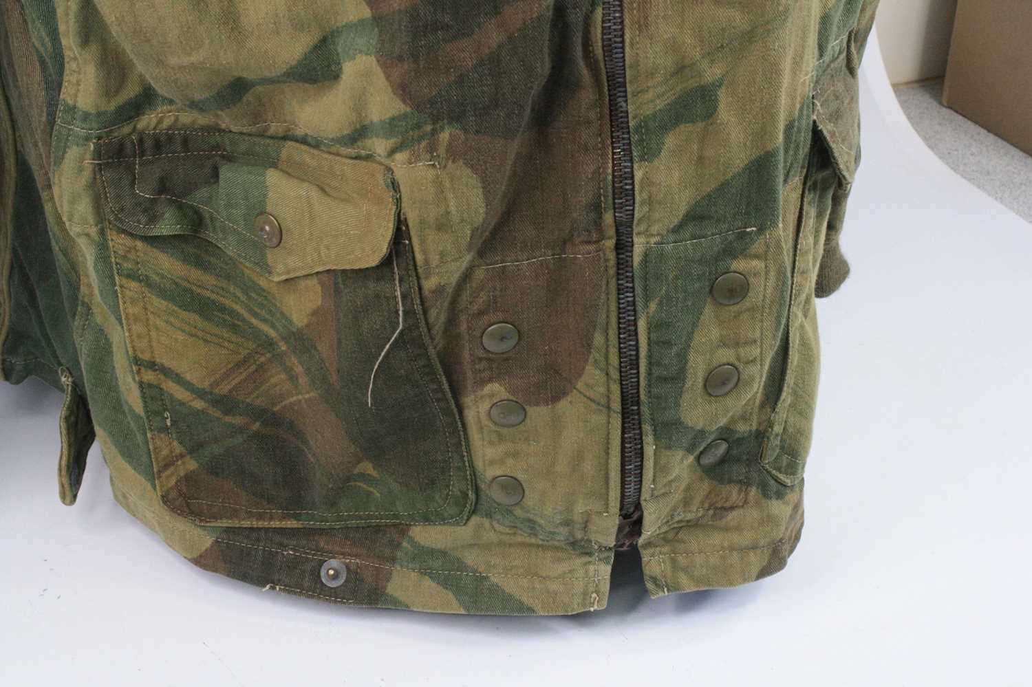 A WW II British Airborne Troops 1st pattern Denison smock, full zip front having four pockets with - Image 3 of 9