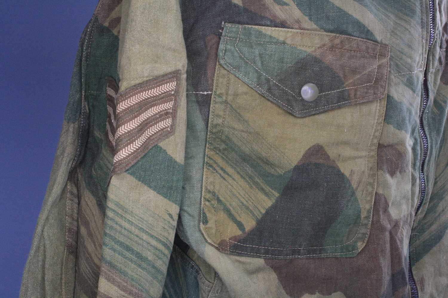 A WW II British Airborne Troops 1st pattern Denison smock, full zip front having four pockets with - Image 2 of 9