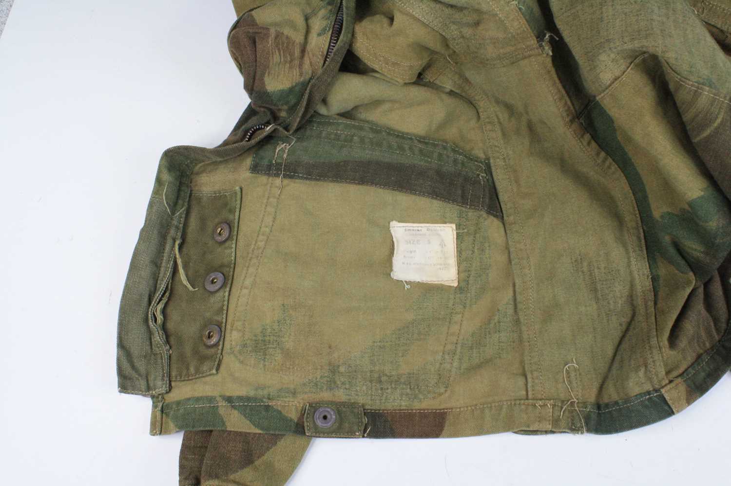 A WW II British Airborne Troops 1st pattern Denison smock, full zip front having four pockets with - Image 5 of 9