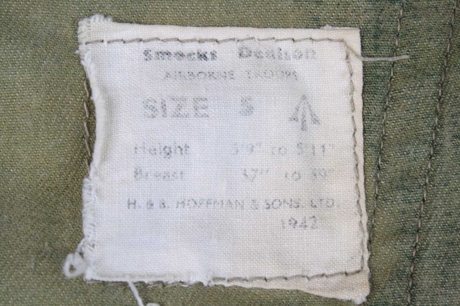 A WW II British Airborne Troops 1st pattern Denison smock, full zip front having four pockets with - Image 6 of 9