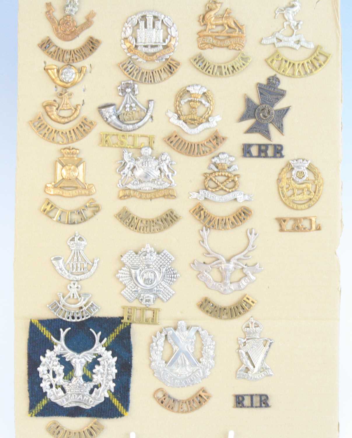 A collection of WW I British Artillery and Infantry cap badges and shoulder titles, to include The - Image 4 of 5