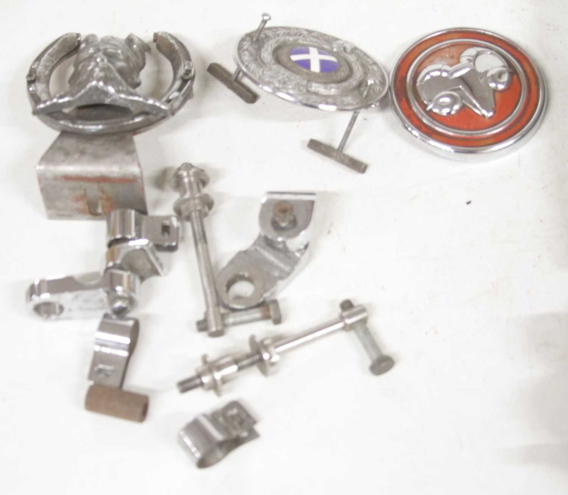 A small number of vintage car badges, to include a visored helmet, Viking, and an Austin Healey - Image 2 of 3