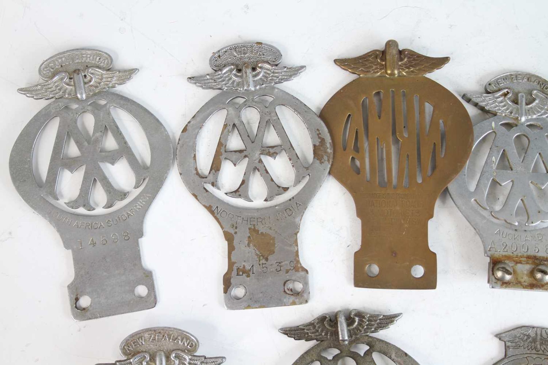 A collection of vintage sundry chromed metal and brass principally AA badges, to include - Image 4 of 4
