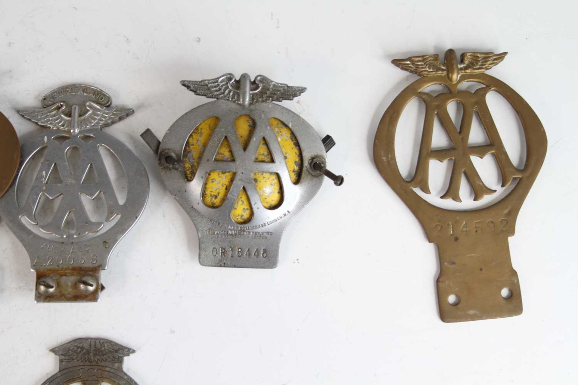 A collection of vintage sundry chromed metal and brass principally AA badges, to include - Image 3 of 4