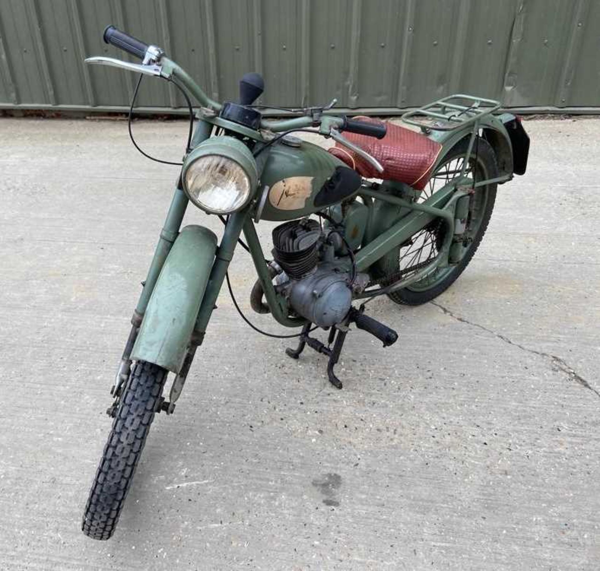 A 1951 BSA 125cc motorcycle Registration No. LLJ 408 in green Chassis No. YD1S-63093 Engine No. - Bild 2 aus 14