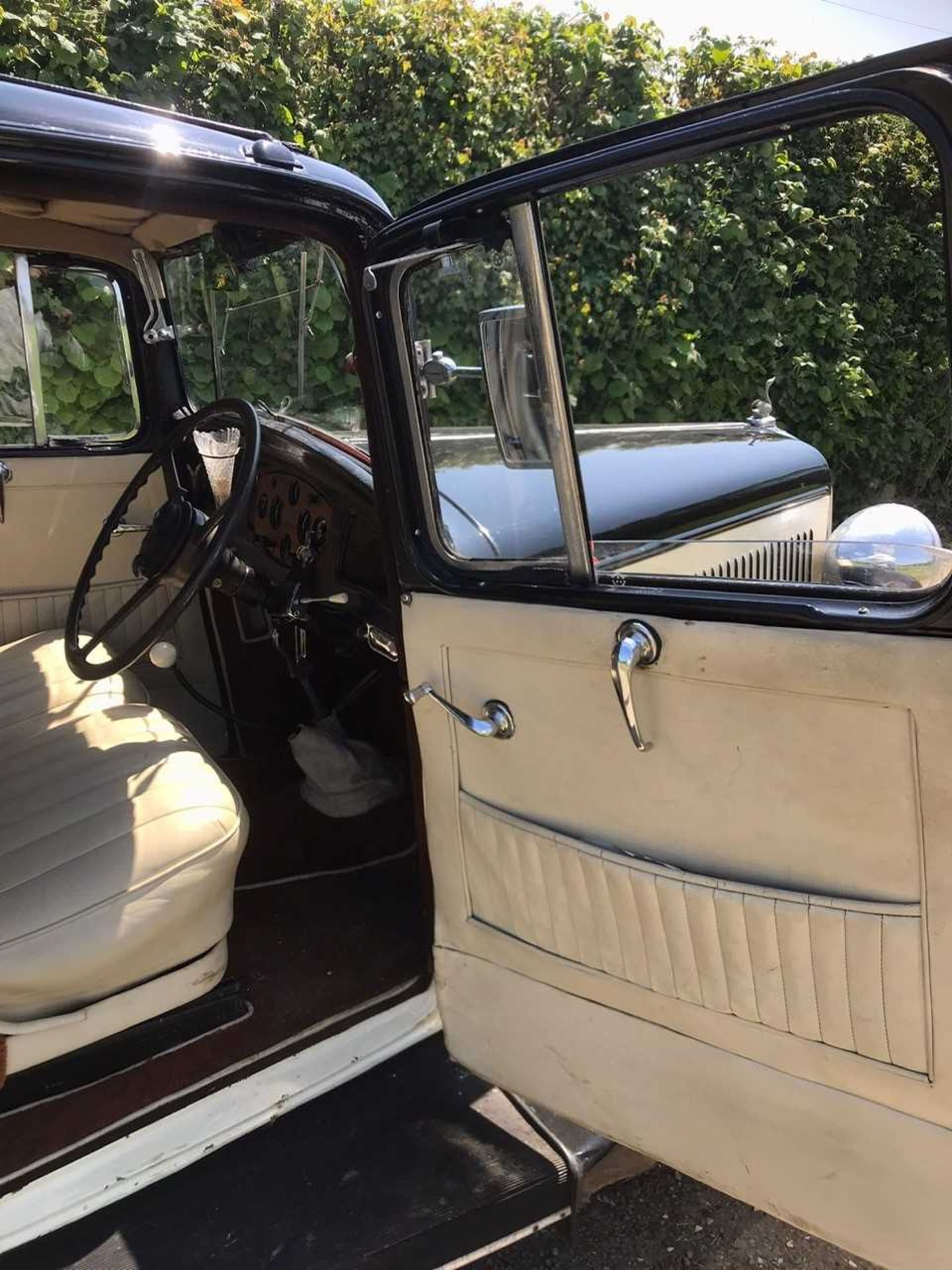 A 1935 Hillman Minx Saloon, Reg No. JN 5414 Chassis No. 42946 Engine No. 43176 This Black/Cream - Image 4 of 8