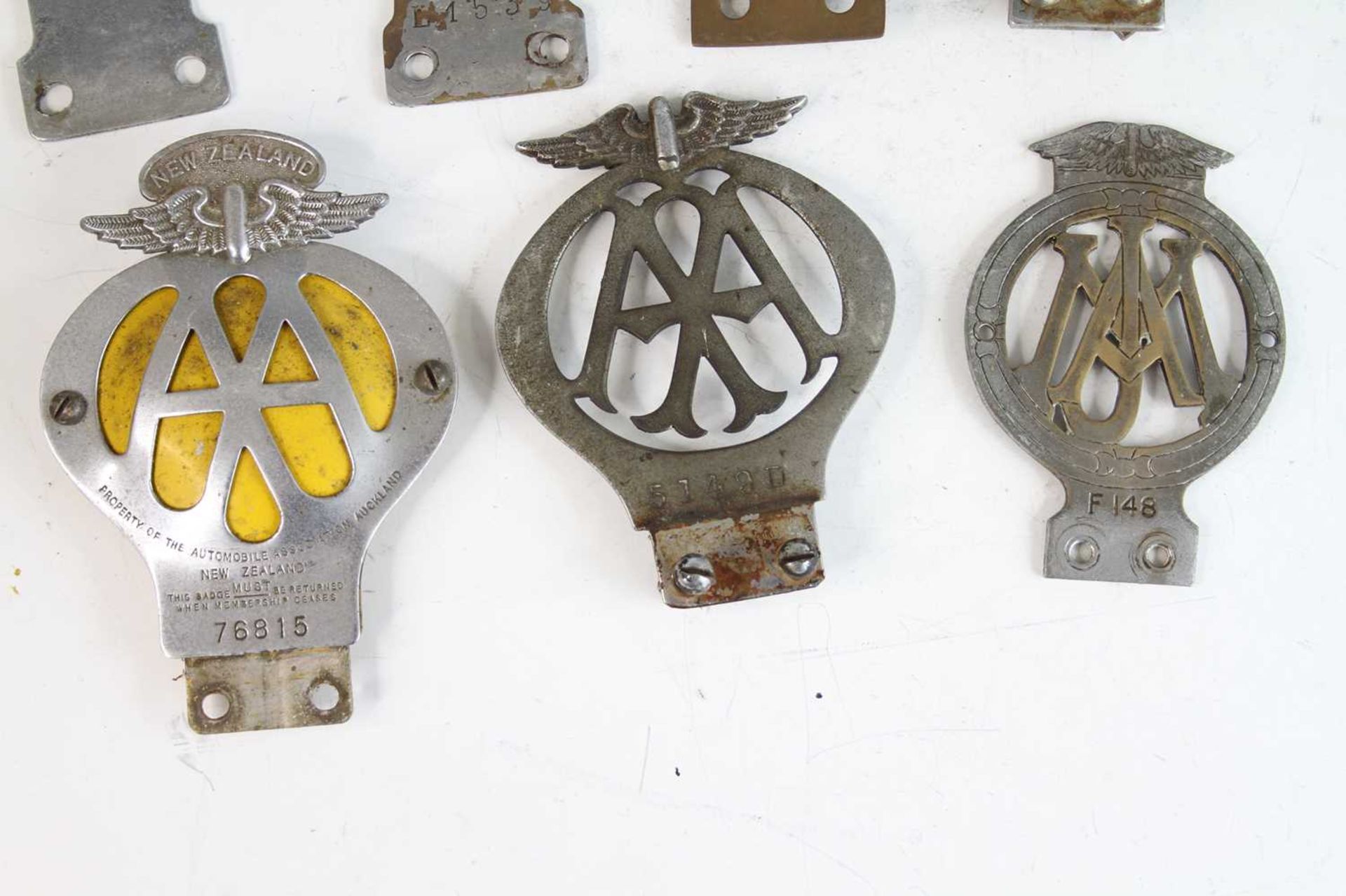 A collection of vintage sundry chromed metal and brass principally AA badges, to include - Image 2 of 4