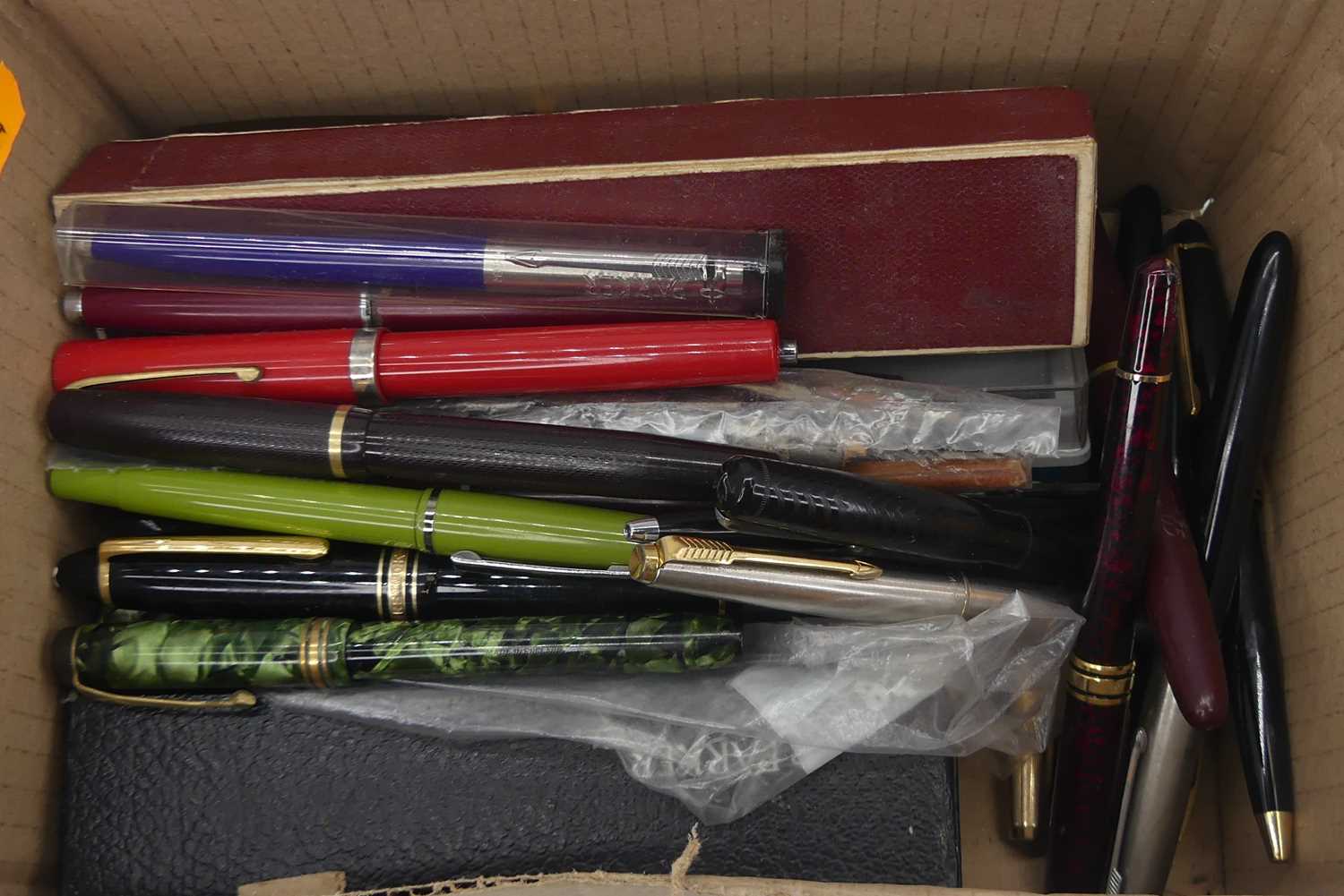 A collection of vintage fountain pens, to include Parker and Meisterstuck