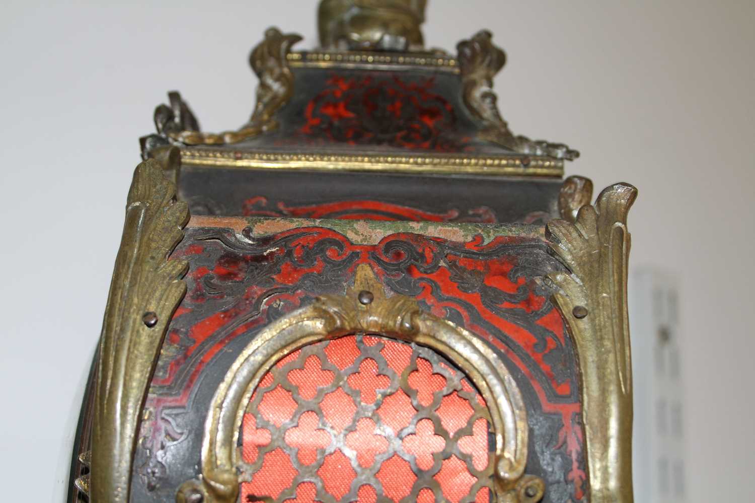 A 19th century French red tortoiseshell and boulle inlaid 8-day mantel clock, having enamelled Roman - Image 9 of 10