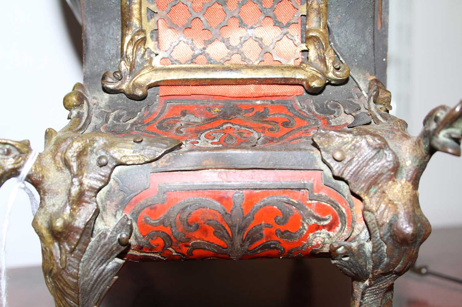 A 19th century French red tortoiseshell and boulle inlaid 8-day mantel clock, having enamelled Roman - Image 8 of 10