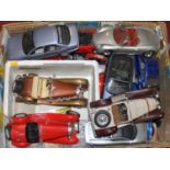 A tray of 1:24 and 1:18 scale diecast vehicles, to include Burago