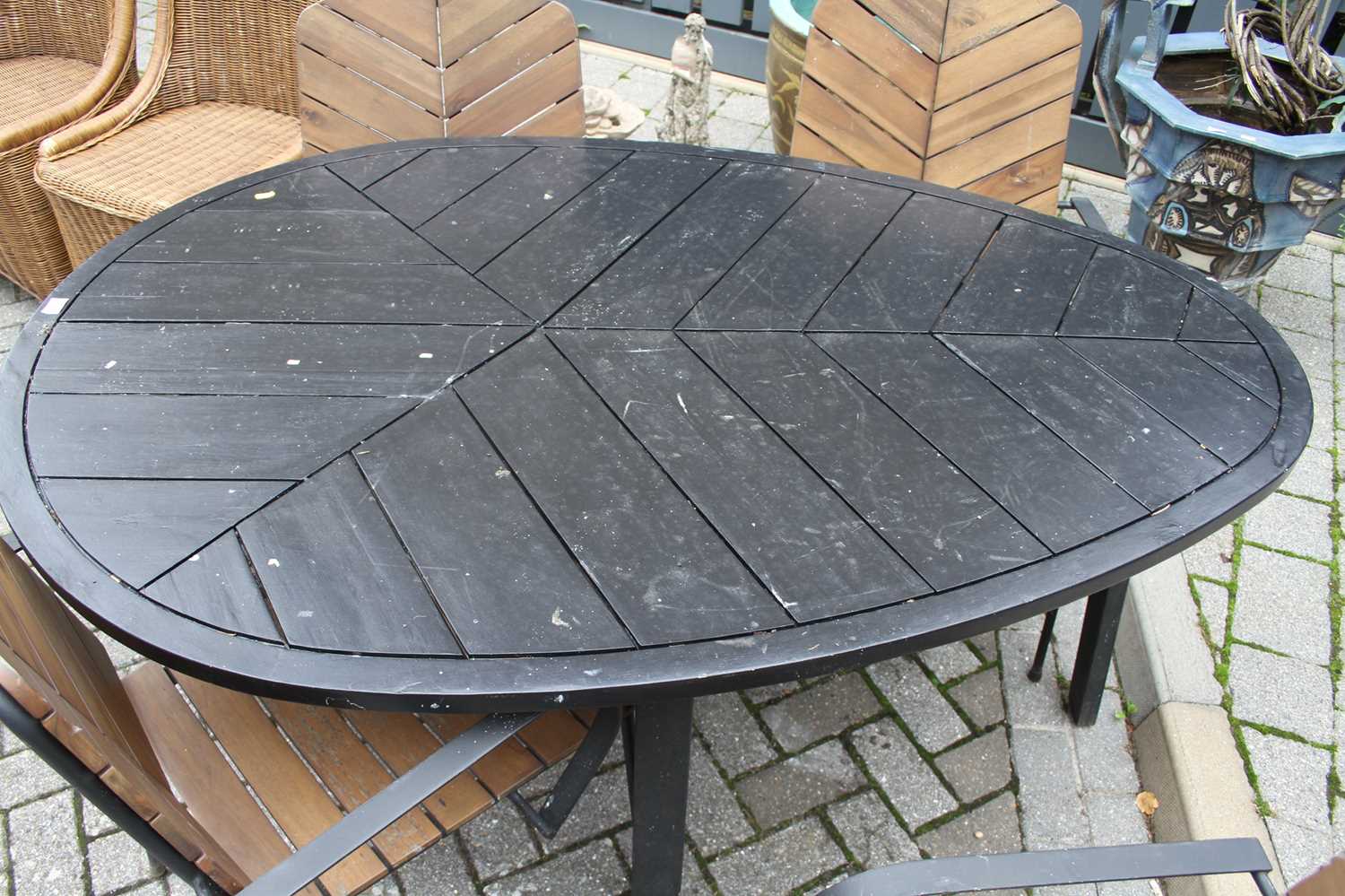 A contemporary black painted hardwood and wrought metal patio suite comprising; leaf shaped table - Image 3 of 3