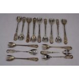 A set of 15 continental silver dessert forks, each stamped 800, 6.1oz troy