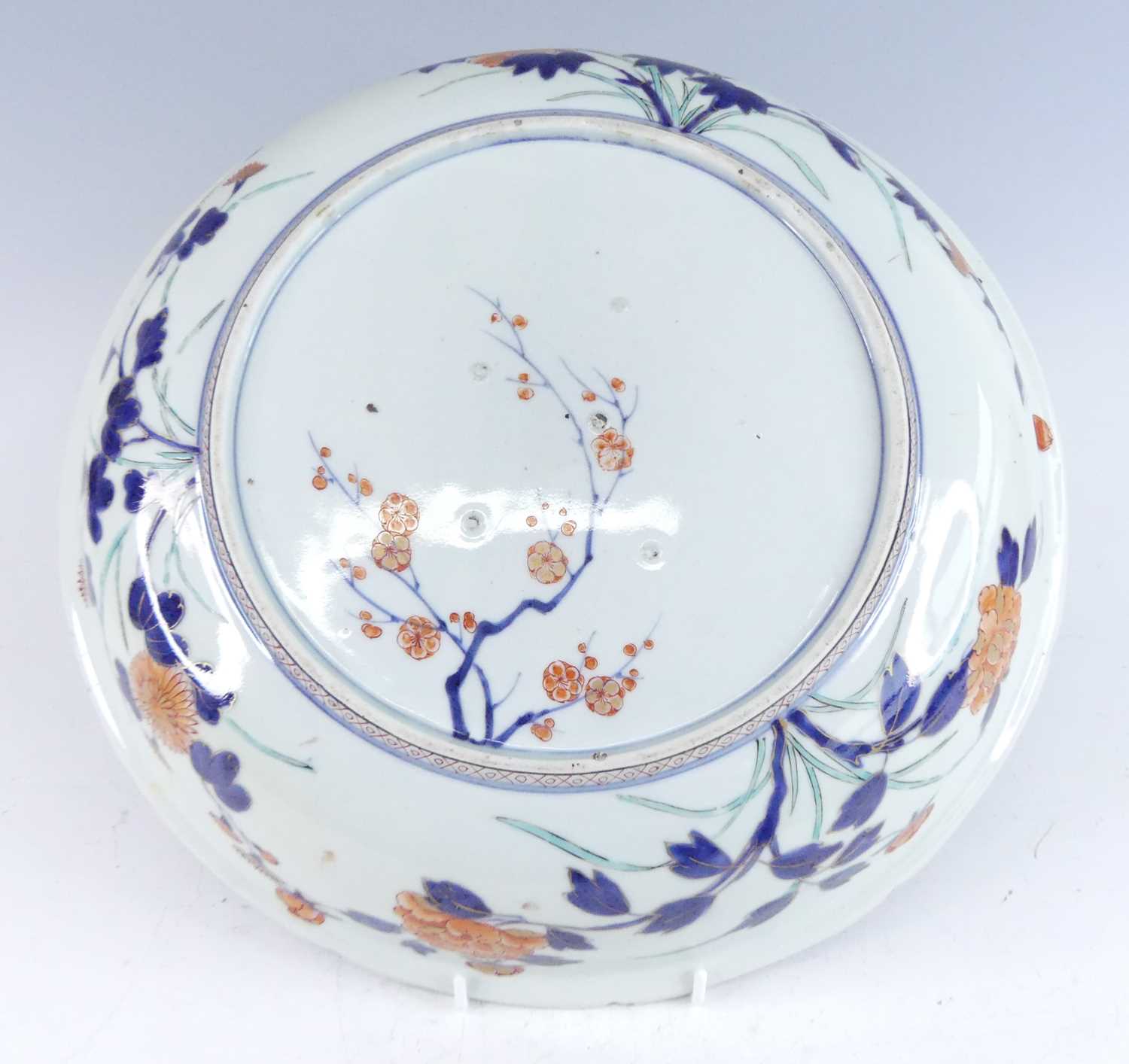 A Japanese Imari porcelain charger, 19th century, decorated with flowers, dia.38cm There is a chip - Image 3 of 7