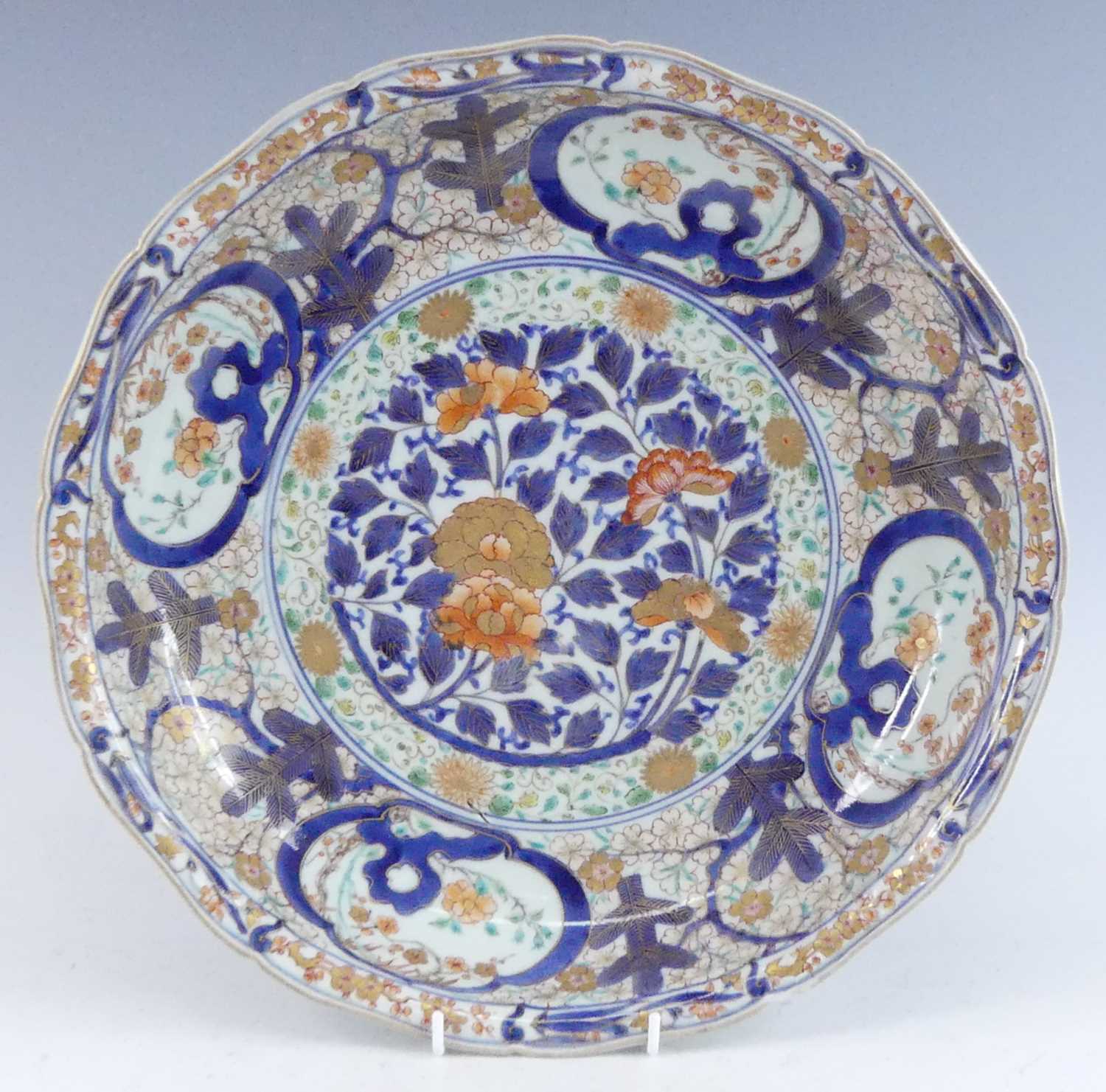 A Japanese Imari porcelain charger, 19th century, decorated with flowers, dia.38cm There is a chip