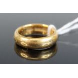 An 18ct yellow gold 6.45mm D-shaped wedding ring, size T½, gross weight 13.8g, hallmarked 18ct,