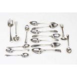 A small collection of loose silver and white metal flatware, to include a harlequin set of six