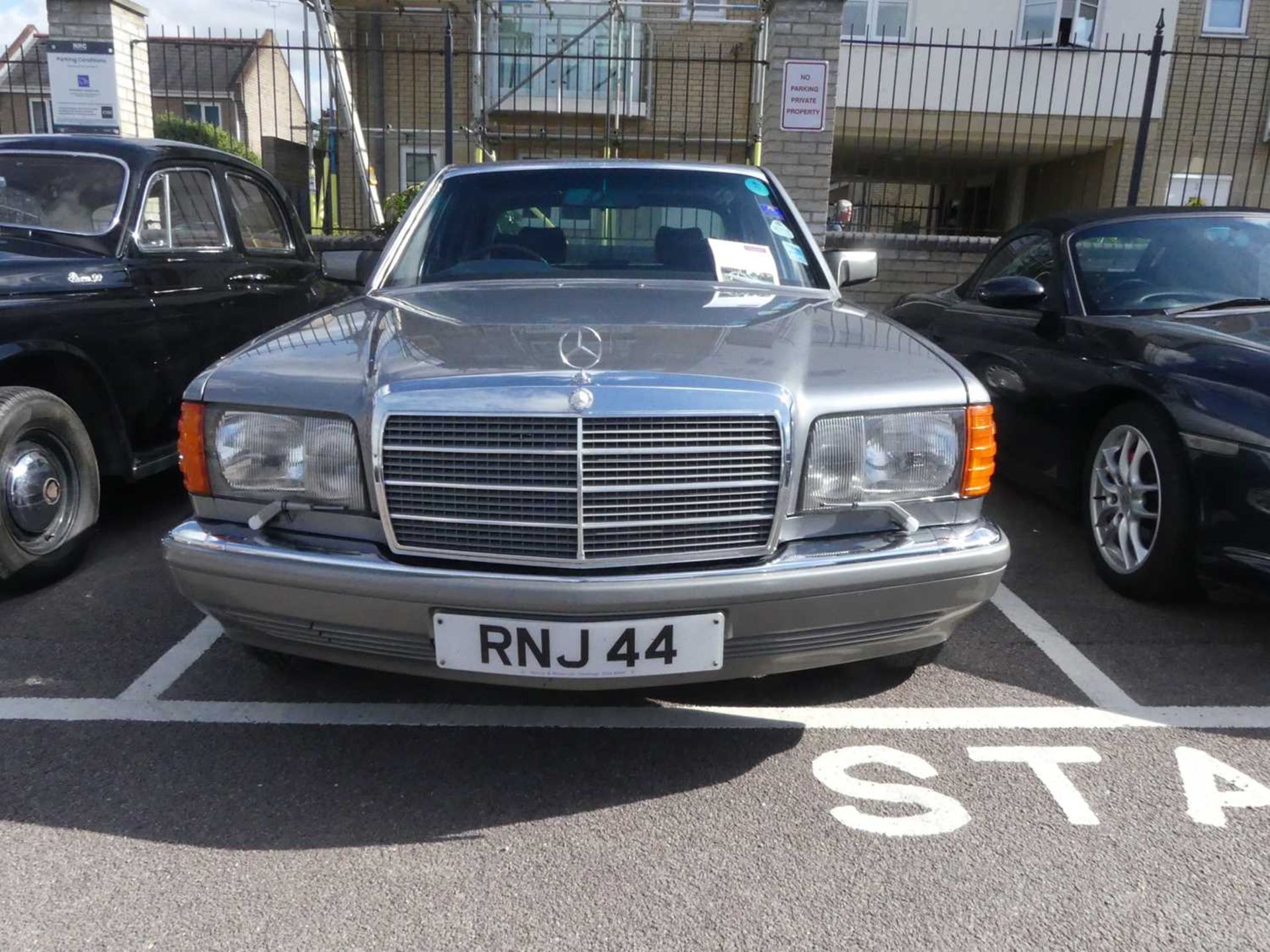 A 1988 Mercedes Benz 420SE in metallic grey Registration RNJ 44 (Note that this private registration - Bild 26 aus 34