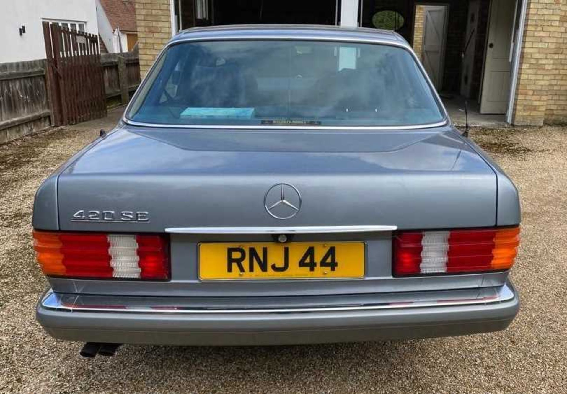 A 1988 Mercedes Benz 420SE in metallic grey Registration RNJ 44 (Note that this private registration - Bild 8 aus 34