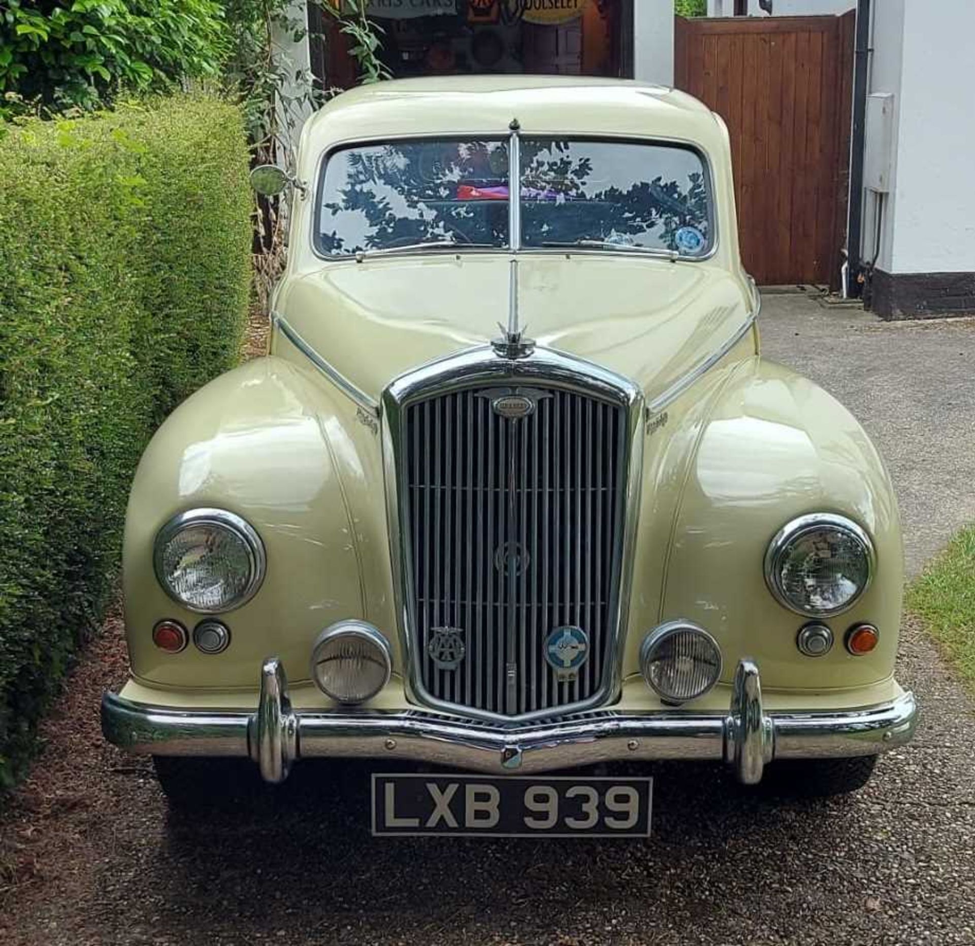 A 1951 Wolseley 6/80 Reg No. LXB939 Chassis No. 418/9218 Engine No. 9035 Cream with Green leather - Bild 4 aus 14