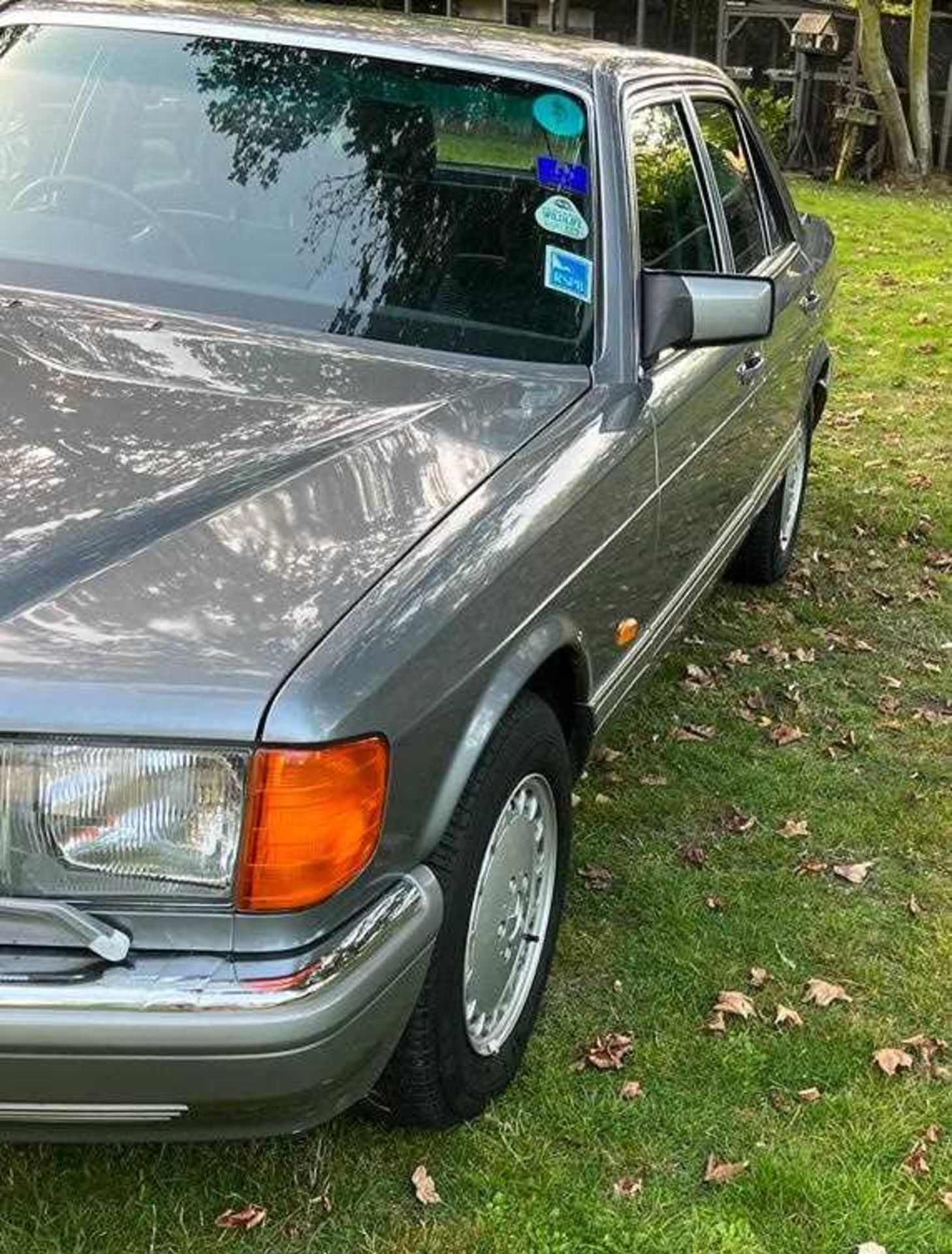 A 1988 Mercedes Benz 420SE in metallic grey Registration RNJ 44 (Note that this private registration - Bild 17 aus 34