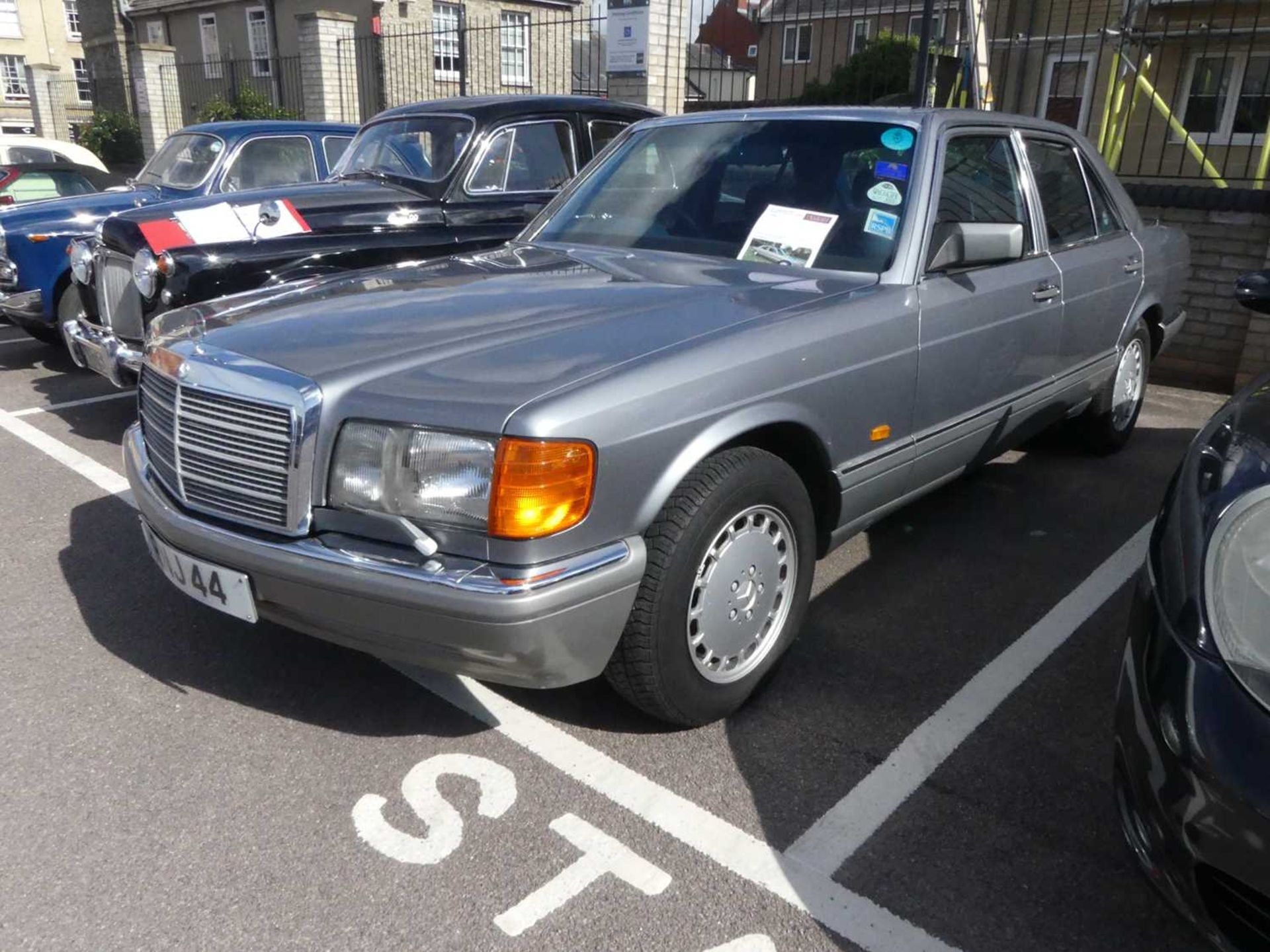 A 1988 Mercedes Benz 420SE in metallic grey Registration RNJ 44 (Note that this private registration - Bild 4 aus 34