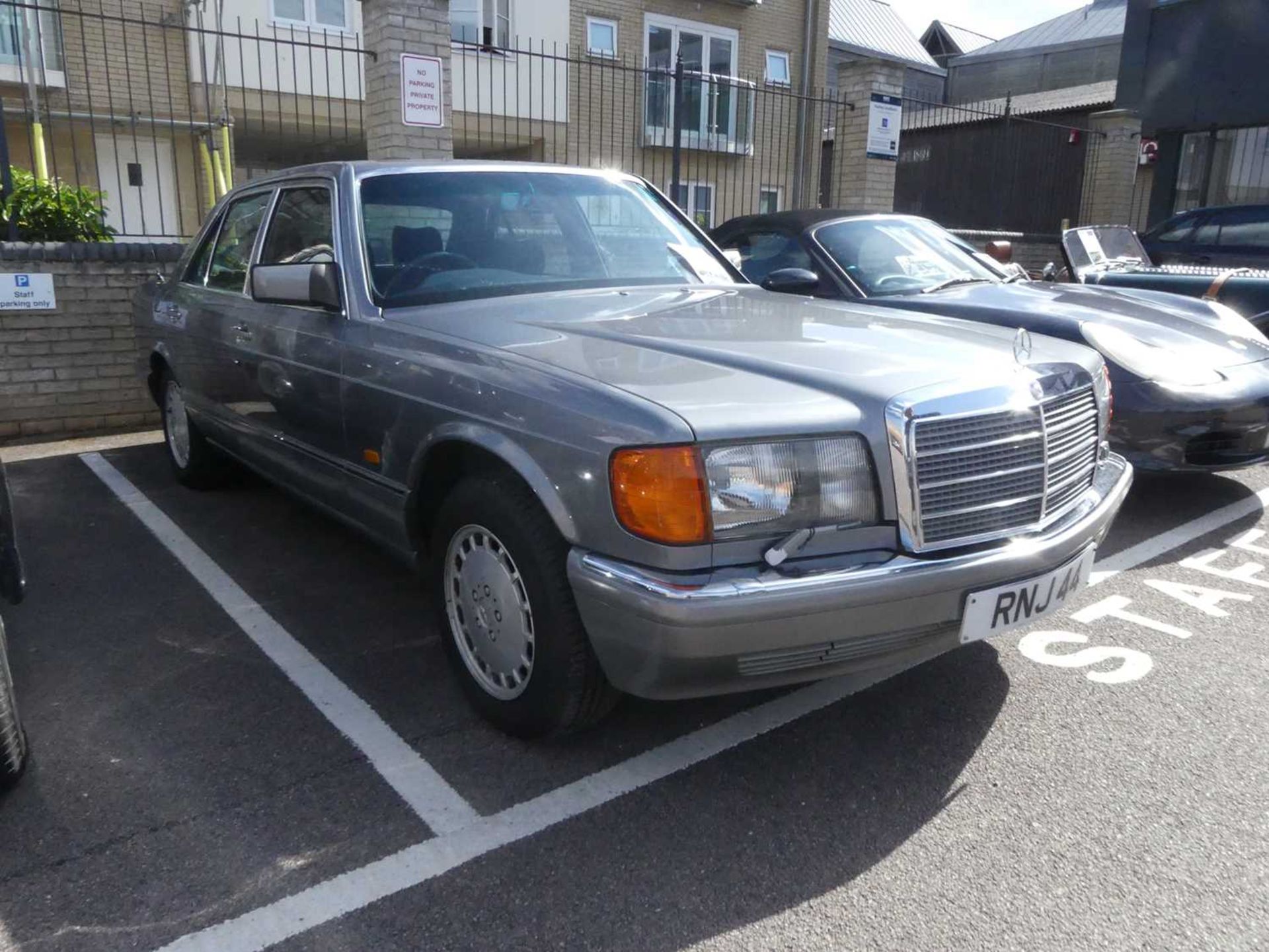 A 1988 Mercedes Benz 420SE in metallic grey Registration RNJ 44 (Note that this private registration - Bild 33 aus 34