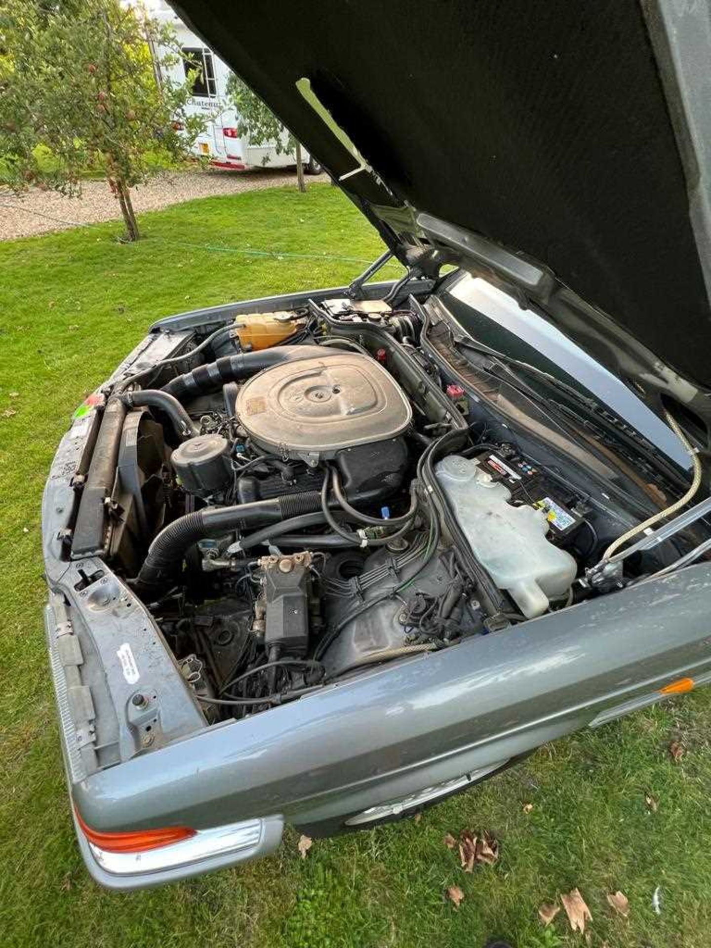 A 1988 Mercedes Benz 420SE in metallic grey Registration RNJ 44 (Note that this private registration - Bild 15 aus 34