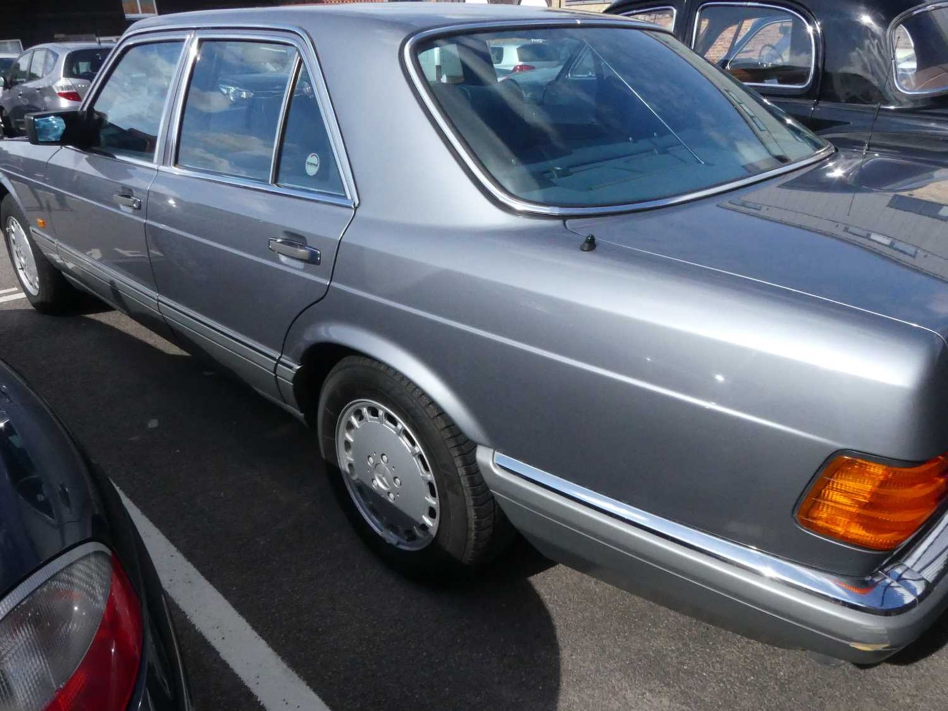 A 1988 Mercedes Benz 420SE in metallic grey Registration RNJ 44 (Note that this private registration - Bild 25 aus 34