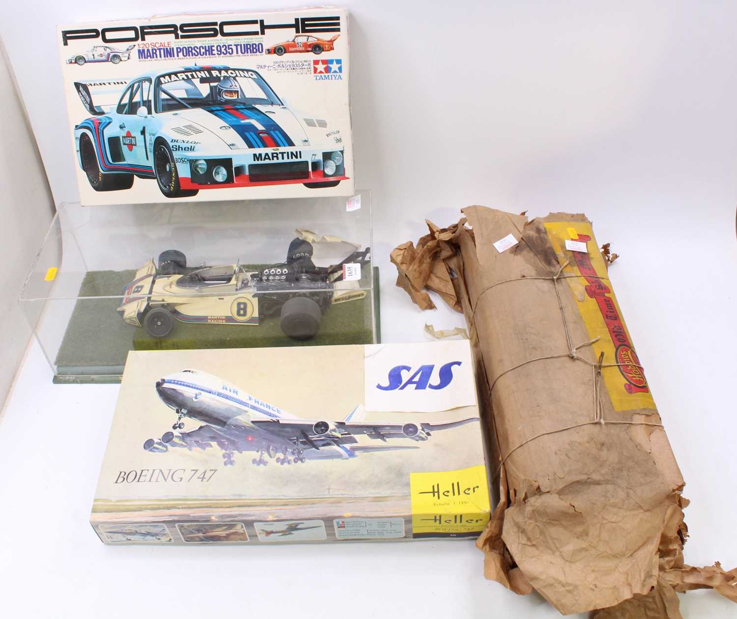 A collection of mixed media plastic and balsa wood kits to include a Heller Boeing 747 1/125 scale