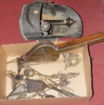 A box of miscellaneous metalware, to include a copper helmet shaped coal scuttle, brass companion