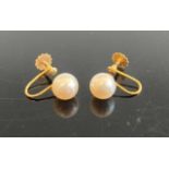 A pair of 9ct gold and cultured pearl set ear clips, with screw backs, 2.1g, pearl dia.8mm