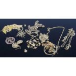 Assorted 9ct gold, to include a belcher link necklace with pendant, finelink necklace with green