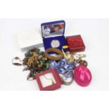 A collection of miscellaneous costume jewellery to include a heart shaped pendant on belcher link