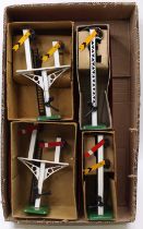 Four Hornby post-war signals, all black tops, levers & ladders, green bases, all (E-NM) (BVG-NM):