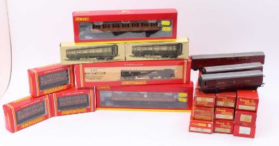 Tray of Rovex/Triang & Hornby coaches: One each LMS 1st & 3rd class red coaches in Rovex Richmond