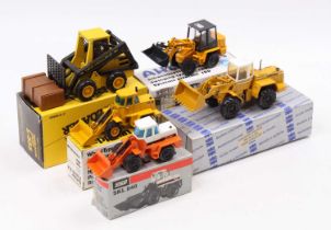 One tray containing a collection of five mixed scale earth moving and construction diecasts to