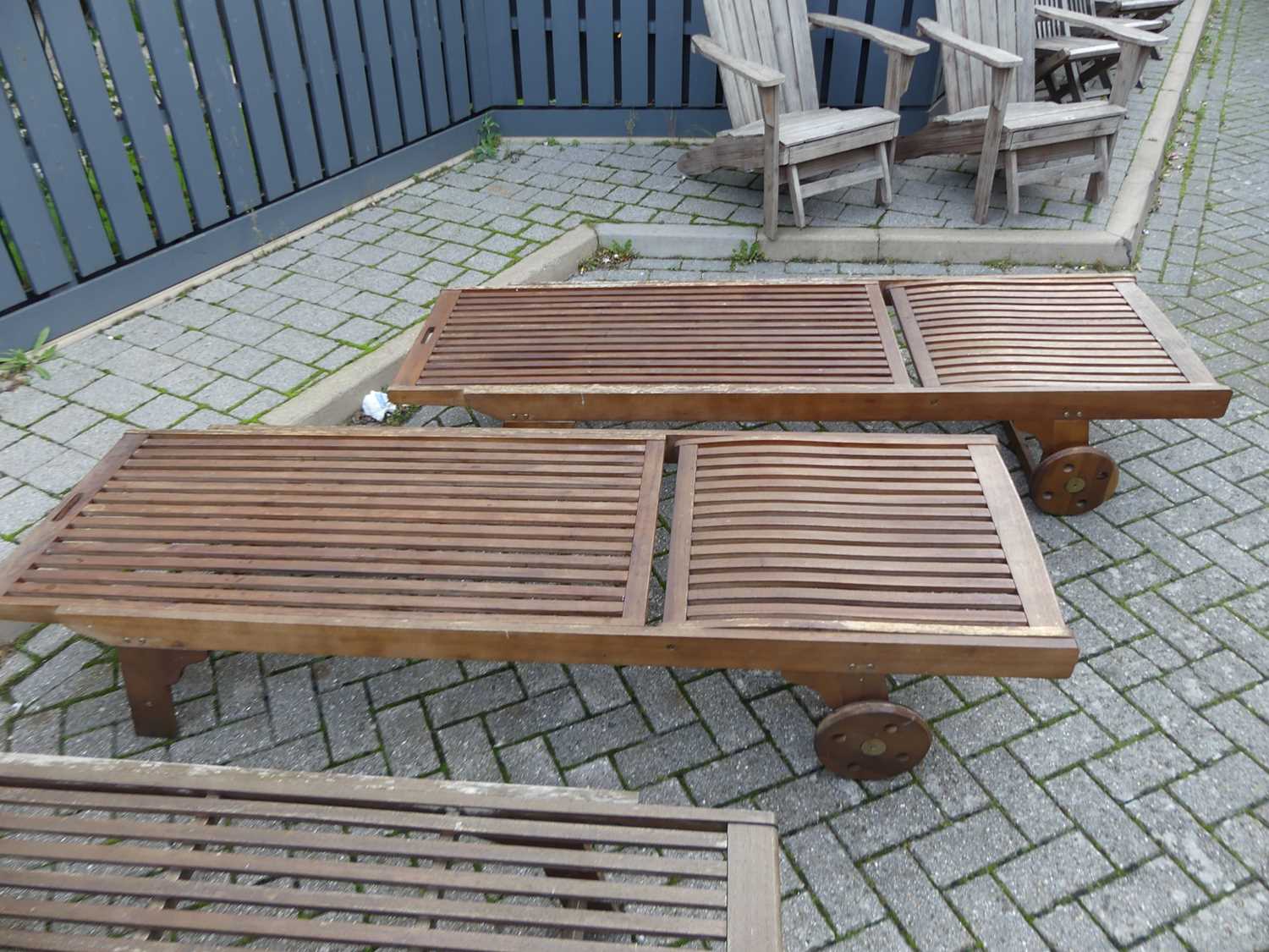 A set of six contemporary stained and slatted teak sun loungers, having adjustable ratchet - Image 4 of 5