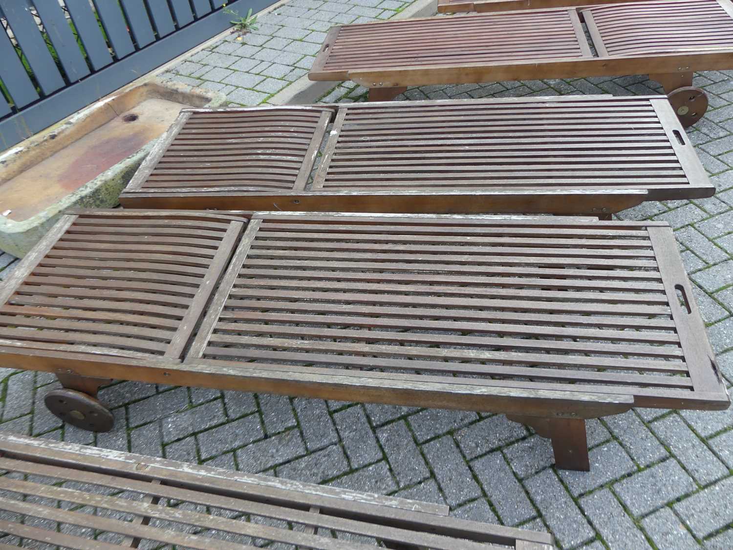 A set of six contemporary stained and slatted teak sun loungers, having adjustable ratchet - Image 3 of 5