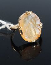 An 18ct gold and agate signet ring (agate chipped), gross weight 4.9g, size L/M